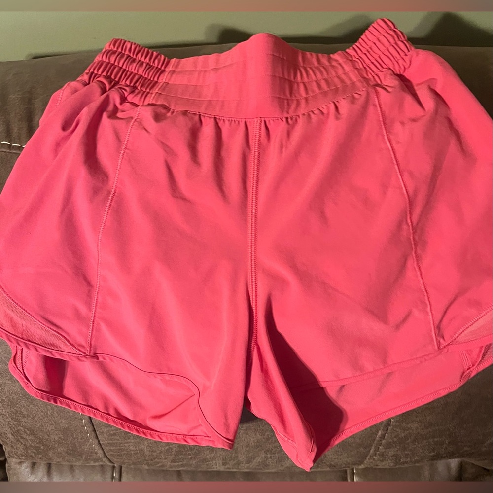 Lululemon Hotty Hot High-Rise Lined Short 4"
Glaze Pink Size 4
